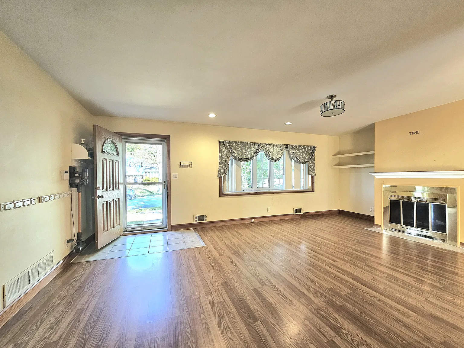 4 bed, 2650 sqft, $3,200 — Photo 4