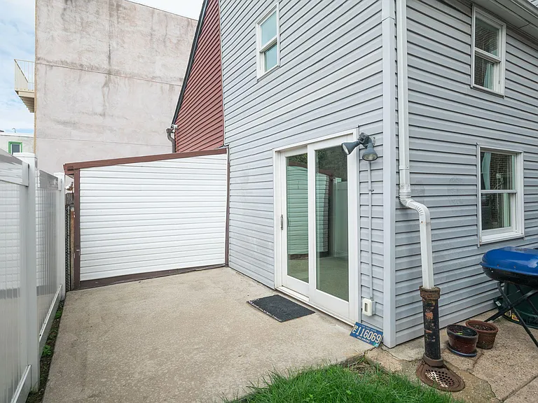 1130 Crease St — Photo 4