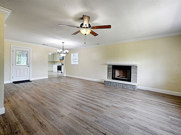 4th image of 2619 Seagoville Rd