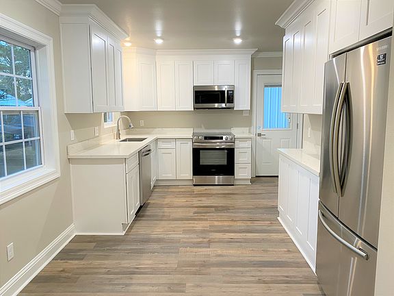 3rd image of 906 Moisant Dr