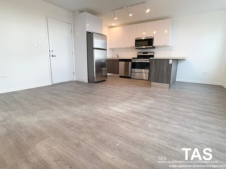 940 W Winona St #605 — Photo 3
