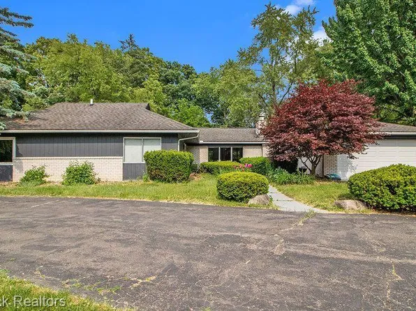 5743 Kenmoor Rd, Bloomfield Hills, MI 48301