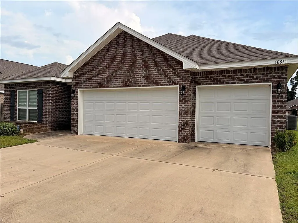 4 bed, 3.0 bath, 2345 sqft, $2,800 — Photo 2