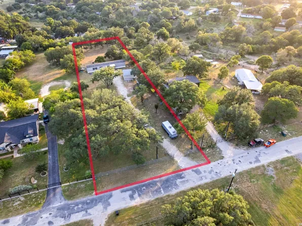 206 CROSSCREEK DR, Floresville, TX 78114