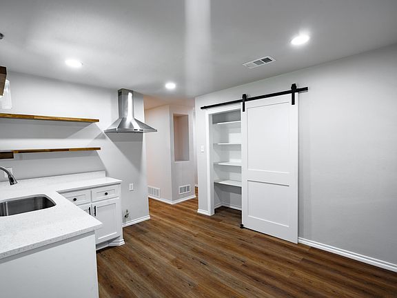 2nd image of 602 Alto Dr