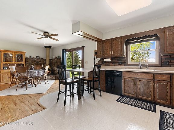 3rd image of 1011 Johnston Dr