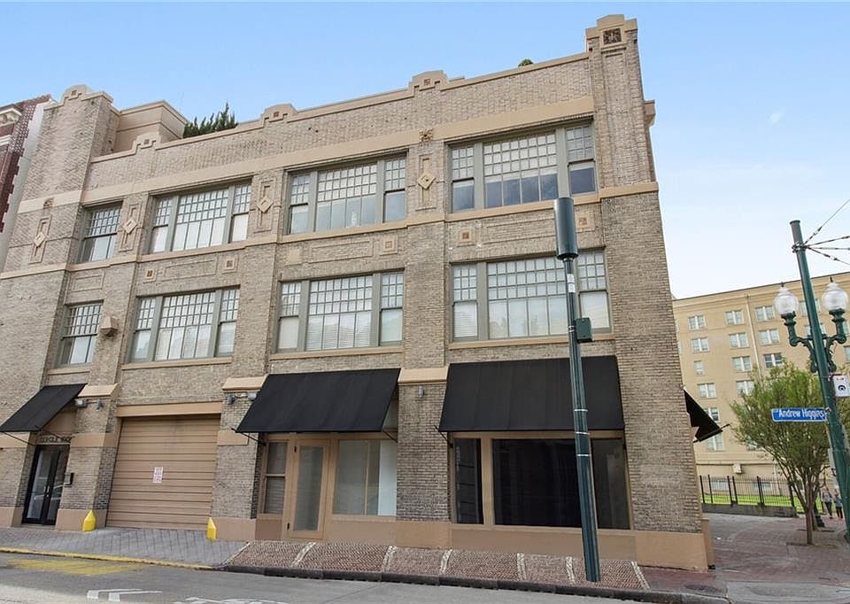1st image of 1000 Saint Charles Ave #2E
