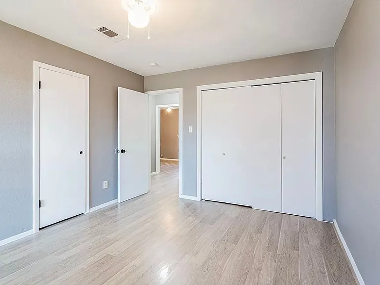 4900 E Stassney Ln — Photo 11