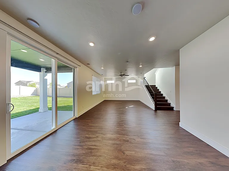 1422 N Barkvine Ave — Photo 6