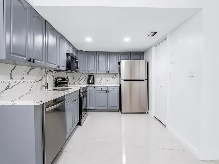 22 Canterbury Ln #22 — Photo 11