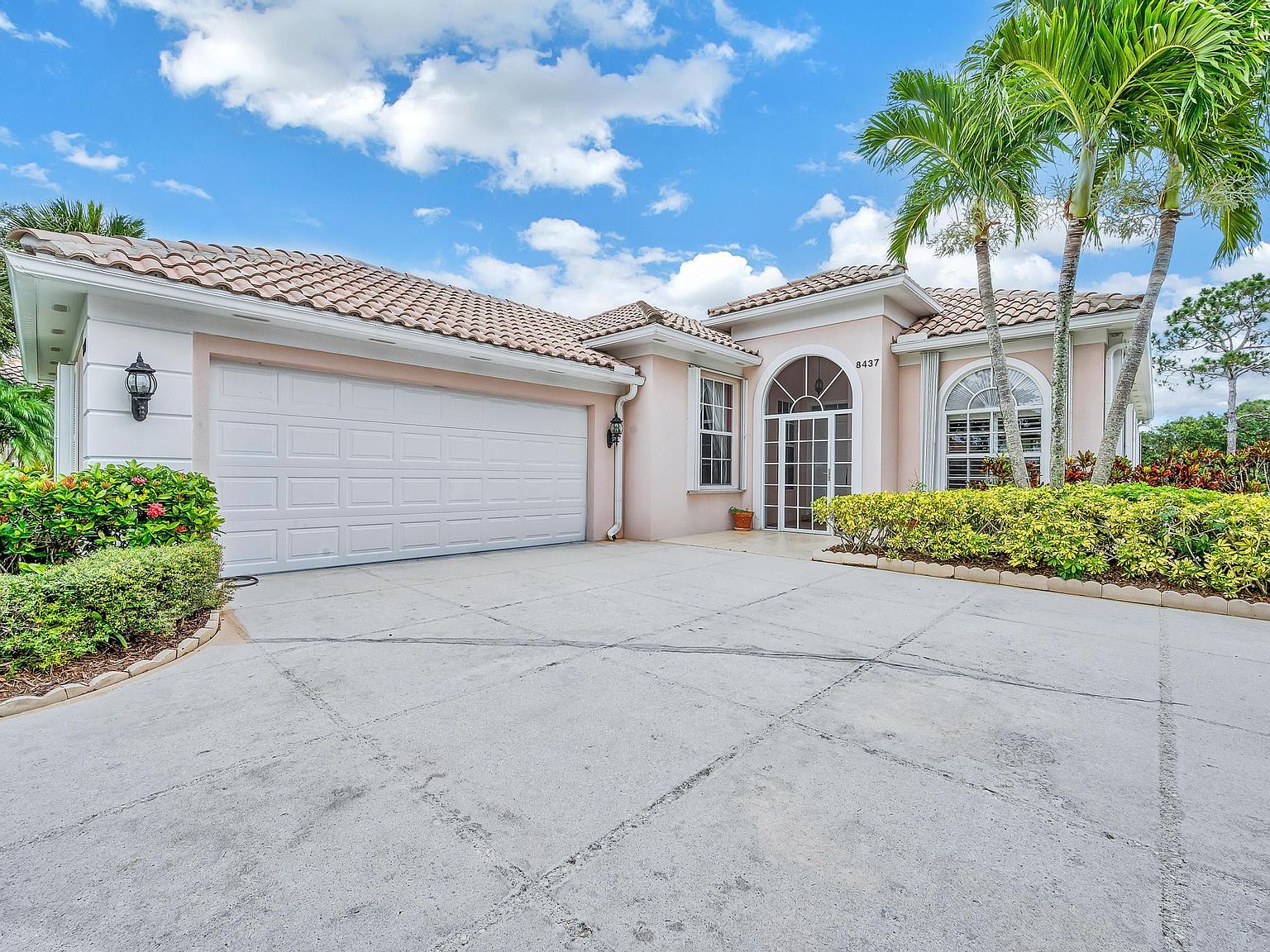 8437 SE Palm Hammock Ln