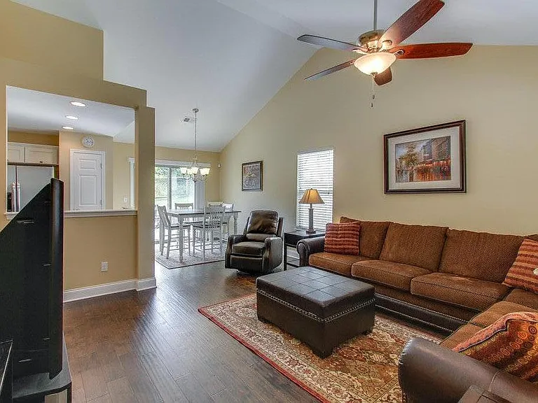 Great vaulted ceiling with see-through kitchen - perfect for entertaining