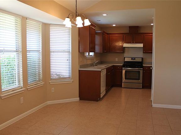 4th image of 1704 Southcreek Dr