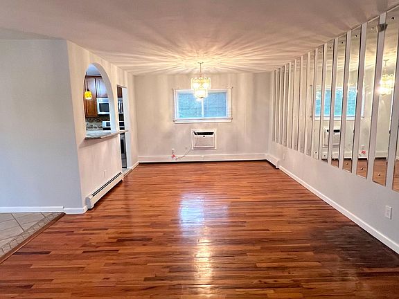 5th image of 671 Leonard Ave