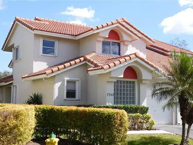 3 bed, 2.5 bath, 1570 sqft, $3,200 — Photo 2