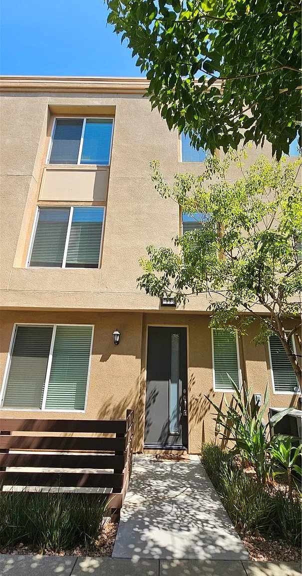 3 bed, 2.5 bath, 1620 sqft, $3,400 — Photo 2