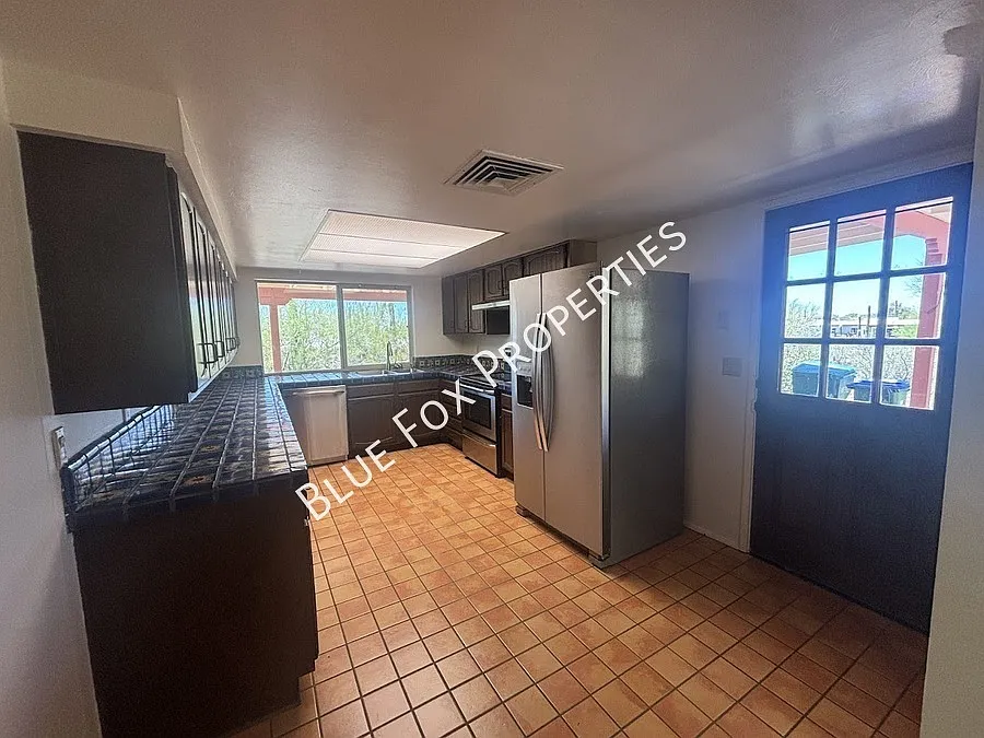 2 Bedroom, 2 Bathroom in the Santa Catalina Estates — Photo 2