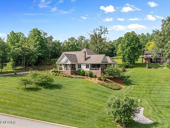 3rd image of 212 Lake Crest Dr