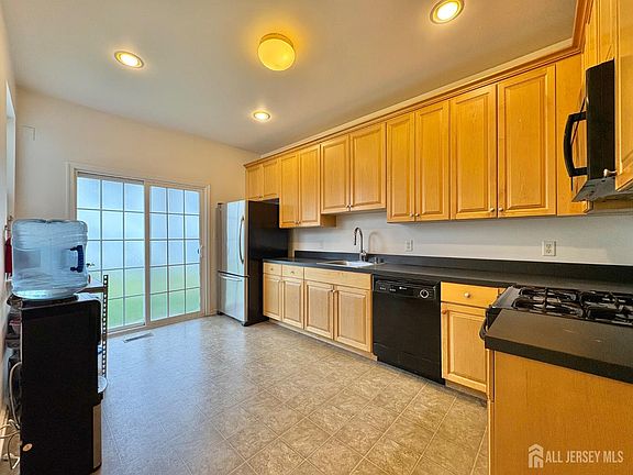 5th image of 406 Birch Ct