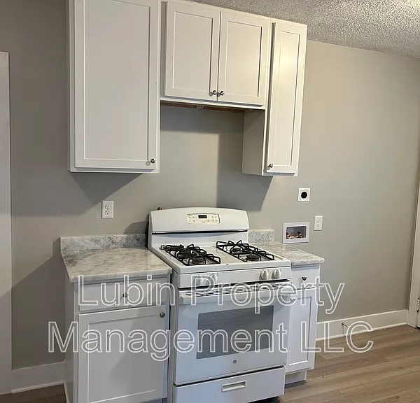 2412 Forest Ave — Photo 8