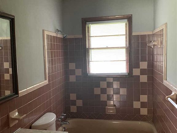 2nd image of 1232 N Lee Dr