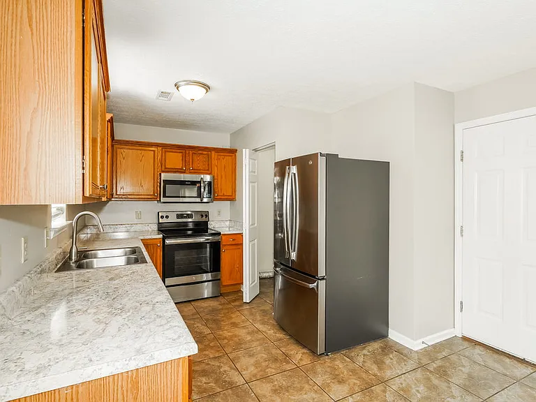 106 Bradford Cir — Photo 8
