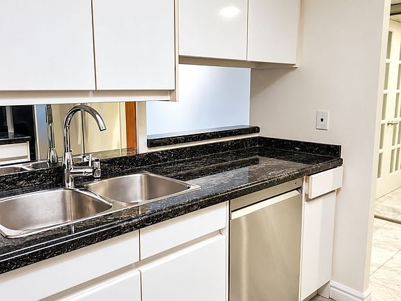 5th image of 33 University Ave #2404