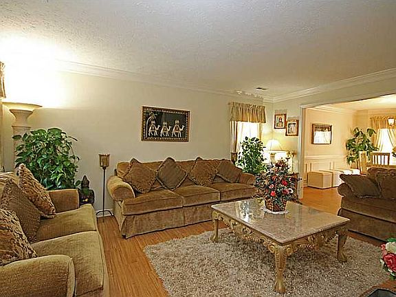 5th image of 853 Lancaster Ln