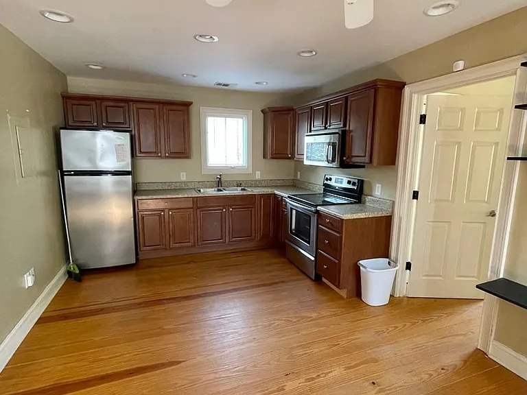 110 E Duffy St — Photo 4