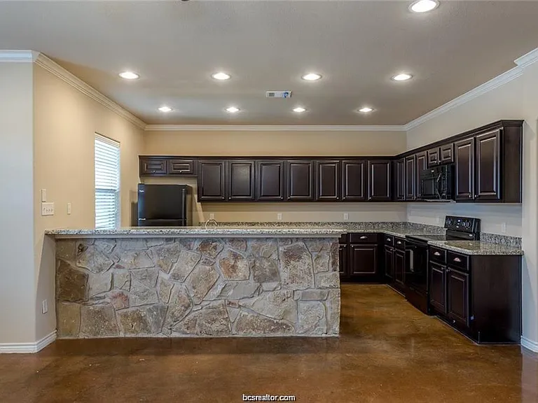 103 Deacon Dr W — Photo 3