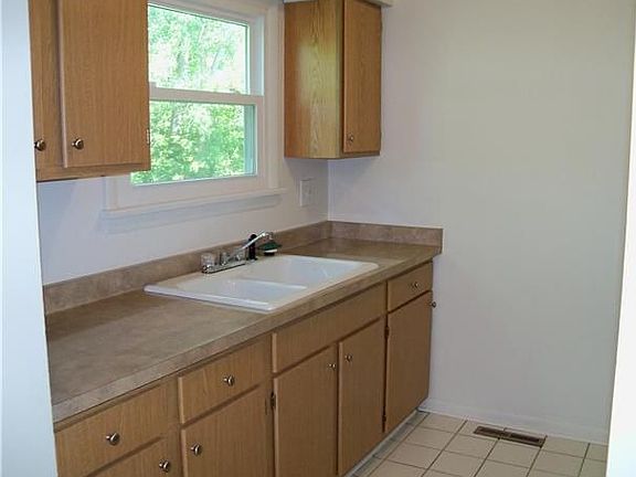 3rd image of 42-44 44 Rose Cir