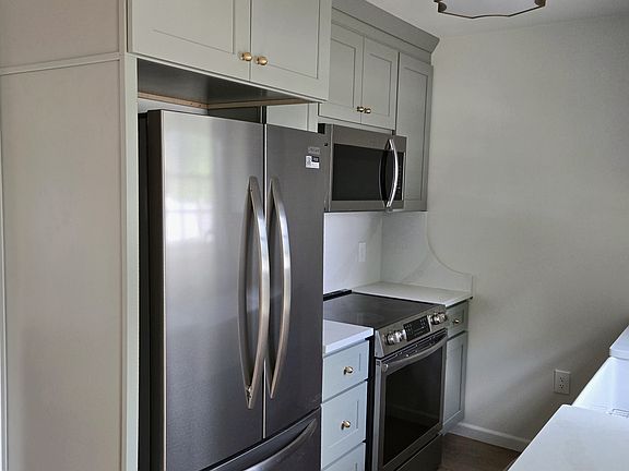 4th image of 427 Dave Berry Rd
