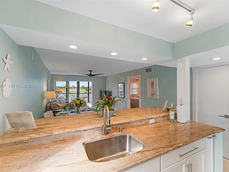 40 NE Plantation Rd #301 — Photo 7