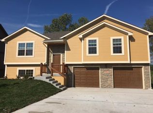 405 Golfview Dr, Pleasant Hill, MO 64080