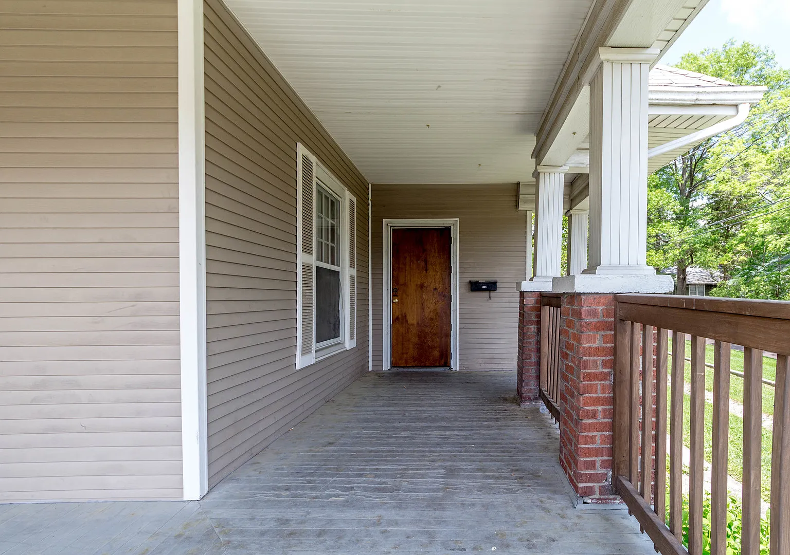 Large Centrally Located Home for Rent! — Photo 2