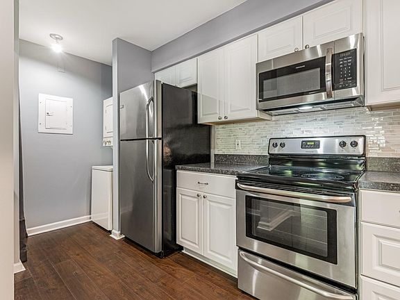 Gourmet Kitchen w/ Stainless Appliances