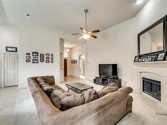 3rd image of 3013 San Fernando Dr