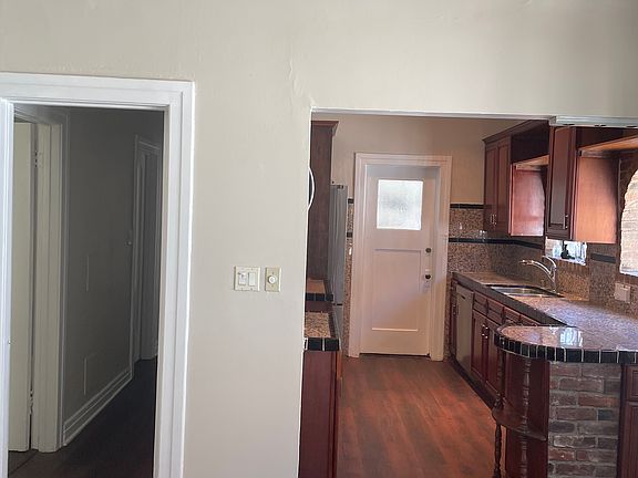 5th image of 839 N Poinsettia Pl