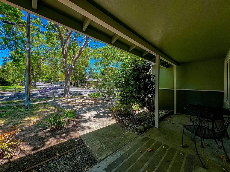 2105 Locust St — Photo 3