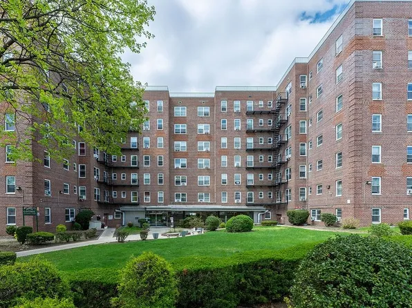 84-50 169th St #611, Jamaica, NY 11432