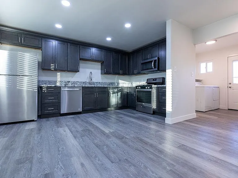810 N Fairview St — Photo 1