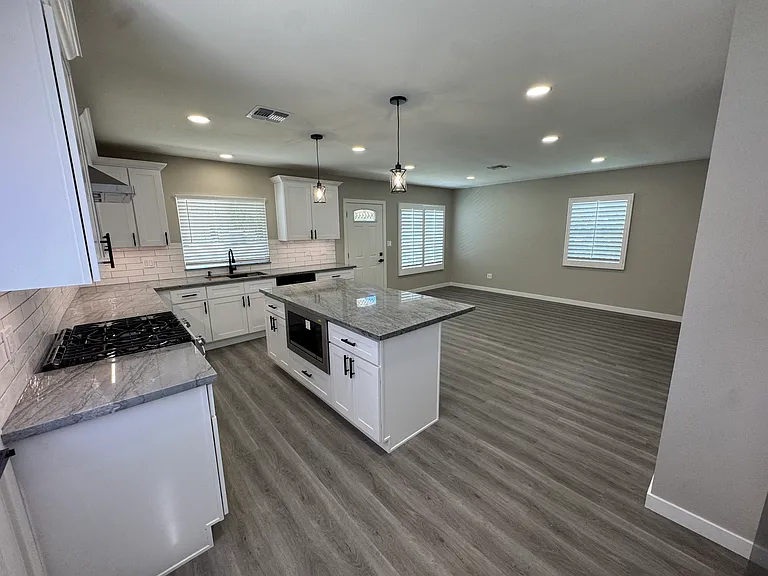 762 E Hillcrest Dr — Photo 5