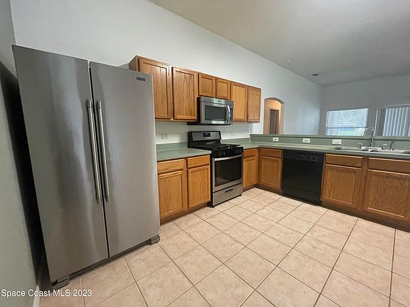 4th image of 827 Saint Michel Dr
