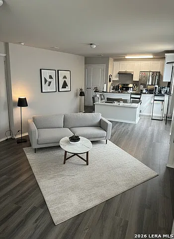3 bed, 2.0 bath, 1276 sqft, $2,050 — Photo 2