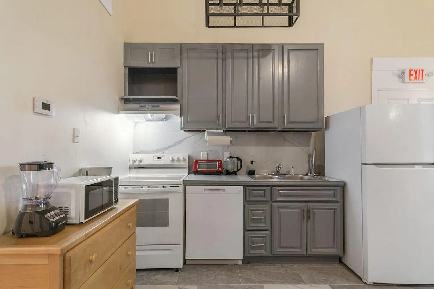 2 bed, 1.0 bath, 592 sqft, $8,323 — Photo 3