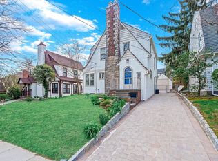 340 Manor Rd, Flushing, NY 11363
