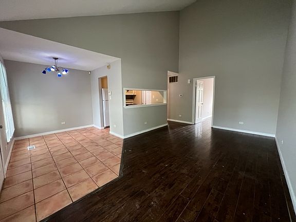 3rd image of 760 Roosevelt Rd