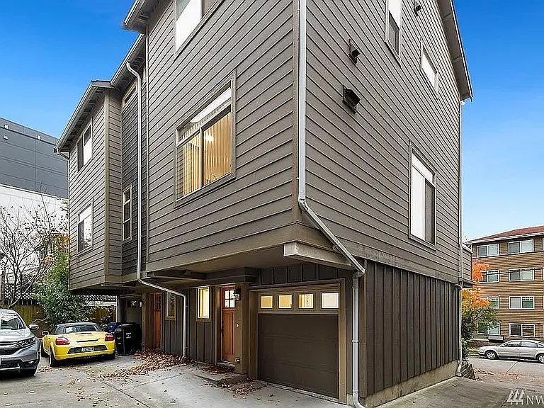 4312B 8th Ave NE — Photo 2