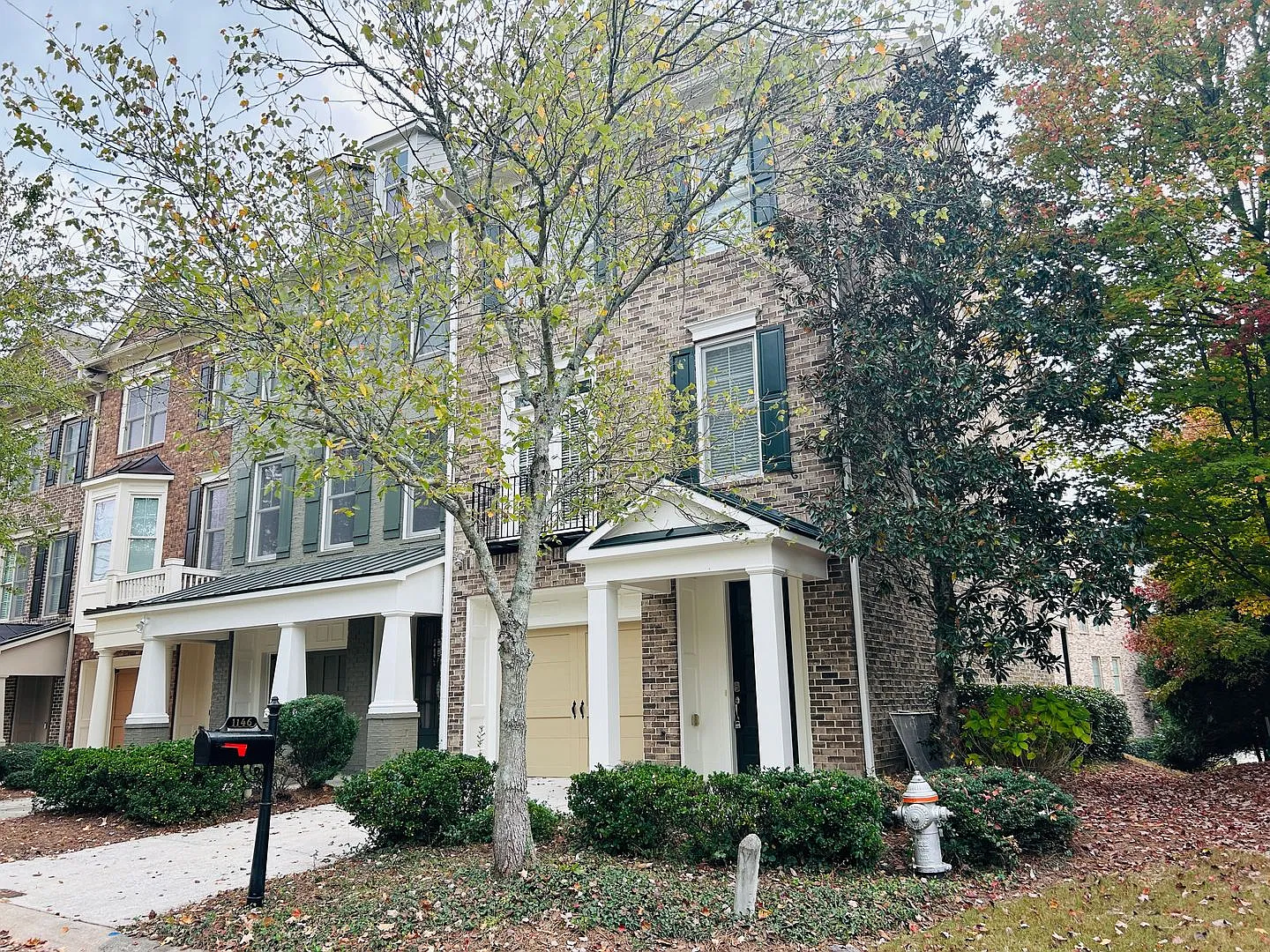 Beautiful townhome! 1 car garage, sunroom, glass shower, soaking tub, large room, kitchen w/island! — Photo 2