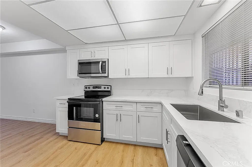 2 bed, 1042 sqft, $3,300 — Photo 2